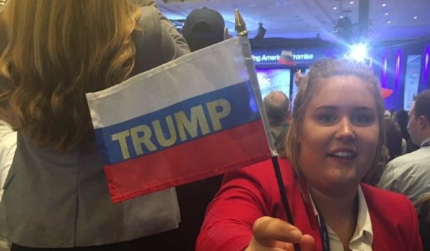 На конференции консерваторов Трампа встретили российским флагом