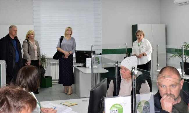 Люди стоять в черзі в Пенсійний фонд