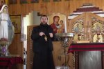 Священик продає чорничне варення / фото: скріншот Youtube