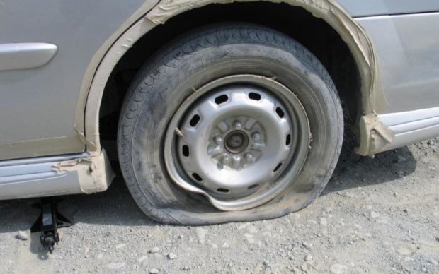 Киевским героям парковки изрезали колеса