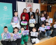 Танцующие на волнах краски: в столице детям раскрыли секреты мистического турецкого искусства