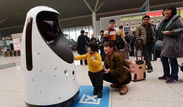 Китайські вокзали патрулюватимуть "робокопи"