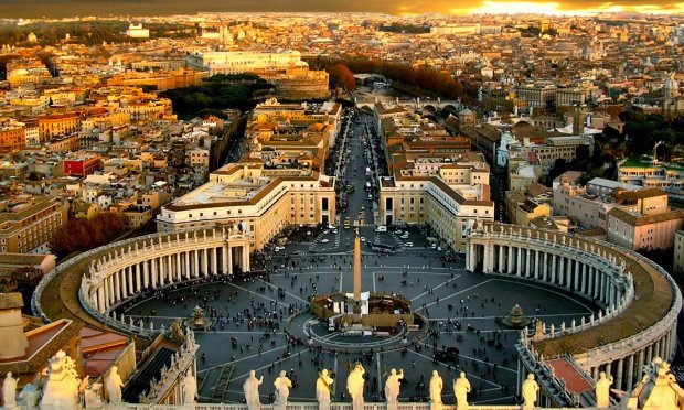 Дівчина роздяглася посеред Ватикану і почала позувати. Заради вдалого фото вона готова на все