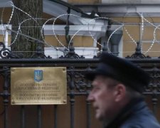 37 українських дипломатів не бажають відступати з ворожої території