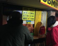 Курс валют: долар не лишає гривні жодного шансу