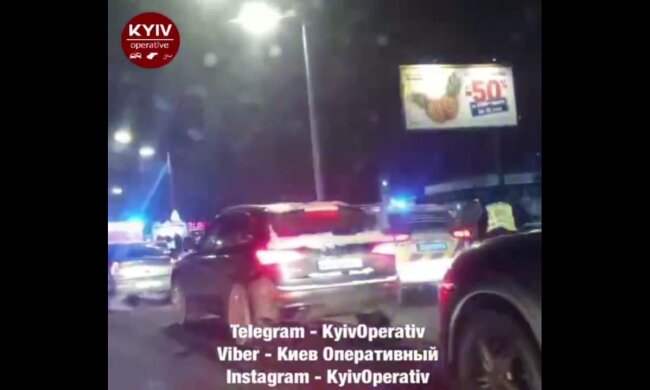 У Києві біля ТЦ "Блокбастер" сталася масштабна ДТП: рятувальники і поліцейські на вухах