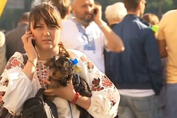 Мер Буряк в вишиванці заборонив запоріжцям виходити на вулиці
