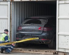 Фанат Маска: скромний одеський митник прикупив елітних Tesla всій родині