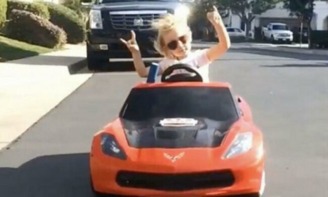 Трирічна "рокерша" робить трюки на авто 