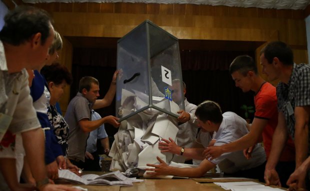 Холодное оружие и селфи: украинцам напомнили, как вести себя на выборах