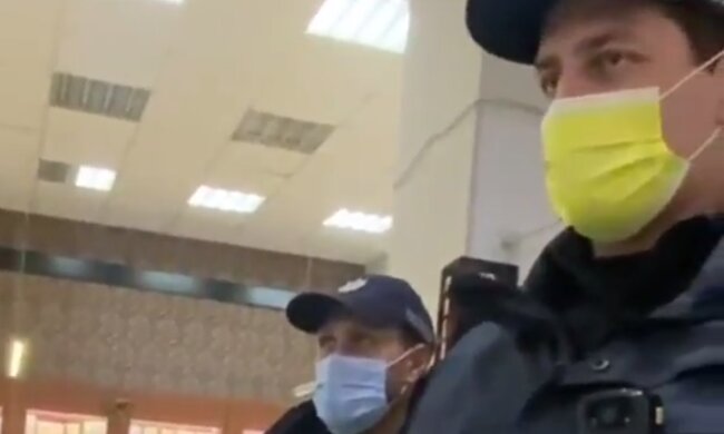 Охорона не впустила відвідувачів у ТРЦ без ковід-сертифікатів: розбиратися приїхали копи і шокували заявою