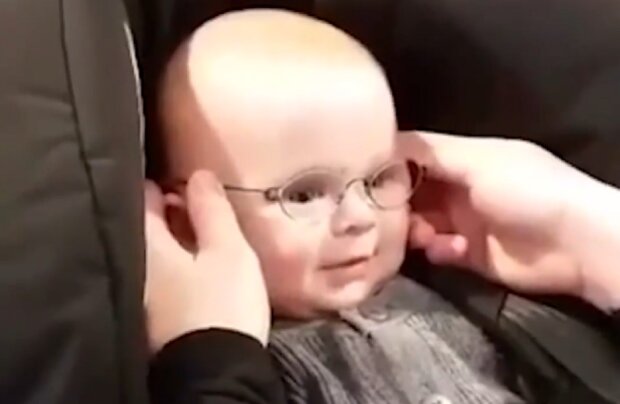 Реакция детей на очки, кадр из видео: Facebook UNICEF Ukraine