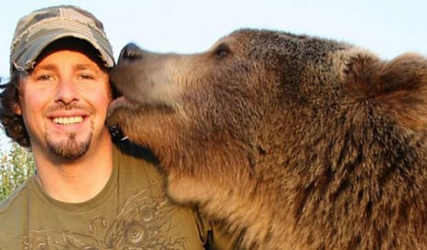 Американец стал отцом для медведя (фото, видео)