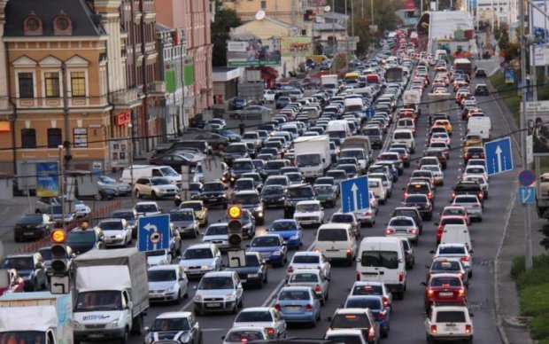 Готуйтесь до заторів: Київавтодор дав відпочити двом мостам