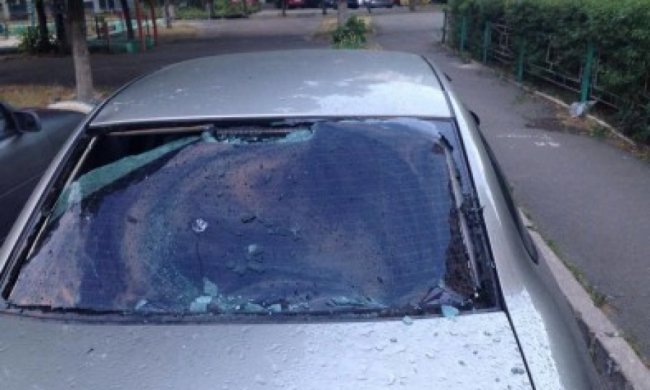 Хулігани в Києві закидали припарковані авто горіхами