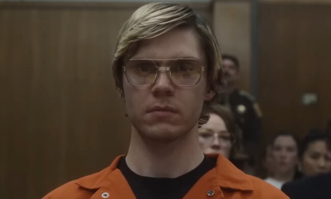 Джеффри Дамер, кадр из сериала "Монстр: История Джеффри Дамера"