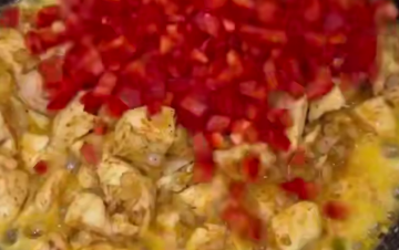 Паста с курицей, кадр из видео