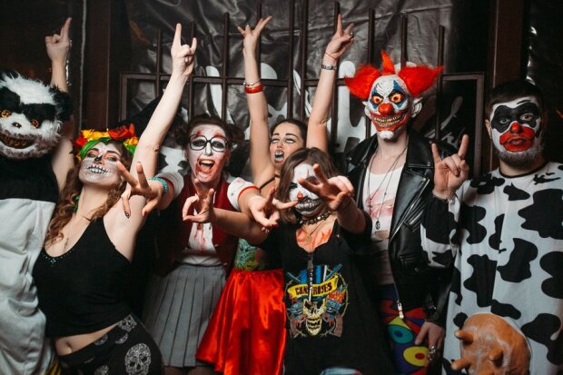 Франківськ заполонили сотні джокерів та зомбі: як у місті святкують Хелловін, - моторошні фото