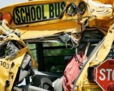Поїзд знищив шкільний автобус в Індії