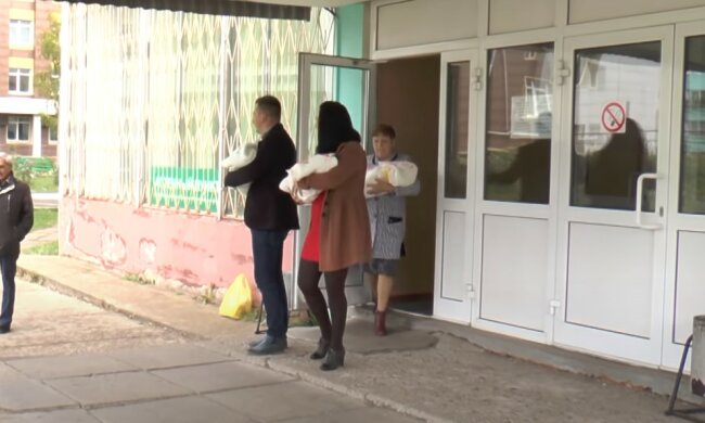 пологовий будинок, скріншот з відео