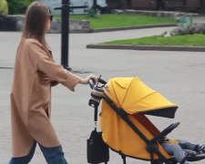 Українка з дитиною. Фото: скрін youtube