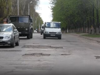 Ями на дорогах, скріншот із відео