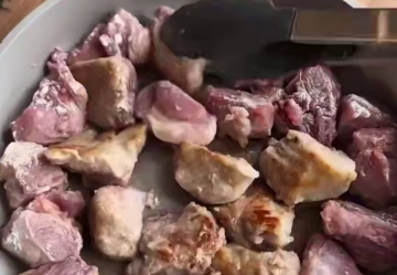 Тушеная свинина с картофелем и горошком, кадр с видео