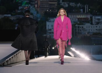 Показ Versace Fall Winter 2023, кадр из видео