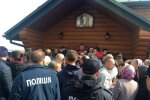 З Богом і кулаками: розлючені віряни на Львівщині розгромили будинок священика, відео розправи