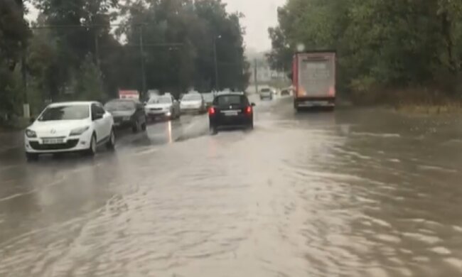В Тернополе дождь превратил улицы в реки: "Стройте ковчег"