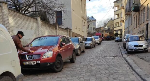 Яйца в лоб! Харьковские вандалы оставили мерзкие "подарки" на капоте припаркованной машины