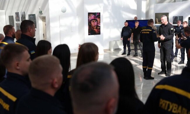 Кличко наградил спасателей в их профессиональный праздник