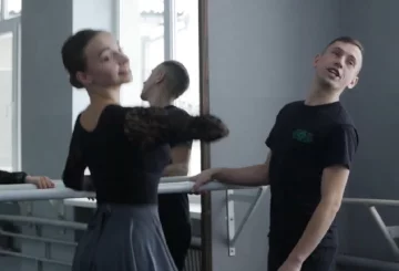 Александр Заставный  с ученицей, кадр из сюжета ПИК: YouTube
