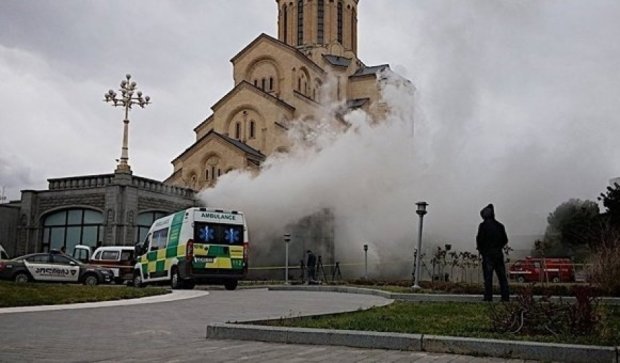 В Тбилиси горит собор, символизирующий новую Грузию