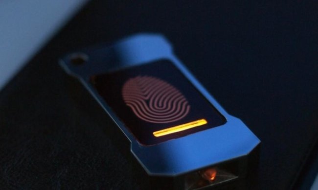 Інженер виготовив ліхтарик, який живиться людською енергією