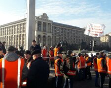 Майдан заполонили сотни митингующих: идут на штурм Рады под клич революционных песен, видео