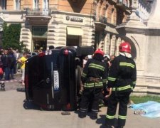 Внедорожник влетел в толпу людей во Львове: опубликованы жуткие кадры