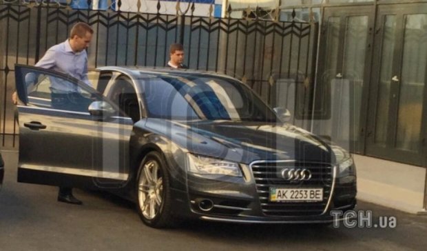 Сын Януковича ездит по Крыму на авто с украинскими номерами