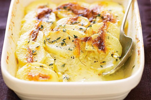 Простий рецепт картоплі в духовці з яйцями і мускатним горіхом
