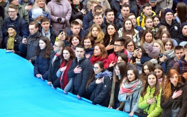 До слез: в Европе прозвучал гимн Украины
