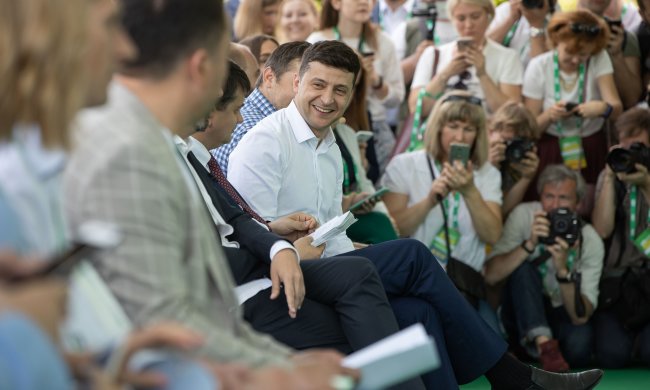Зеленский на съезде "Слуги народа" обратился к Порошенко: "Готовим нокаут"