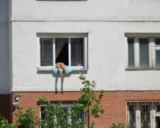 Напівгола росіянка влаштувала пляж на своєму підвіконні