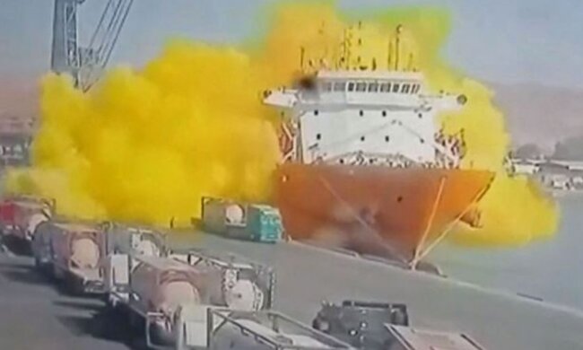 Контейнер упал с крана на корабль, и в порту Акабы образовался огромный шлейф желтого газа: скрин