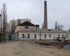 А із нашого вікна: у Сімферополі зводять житловий будинок навпроти моргу