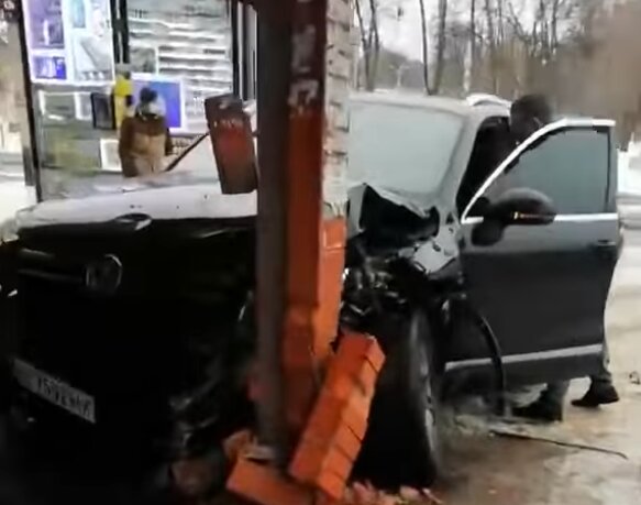 В Харькове шумахер протаранил авто и влетел на остановку - колесо налево, капот направо