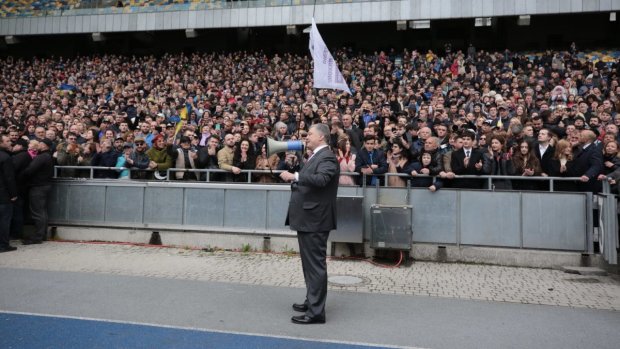 Порошенко нарвался на толпу разъяренных киевлян: вспомнили вместе жизнь "по-новому"