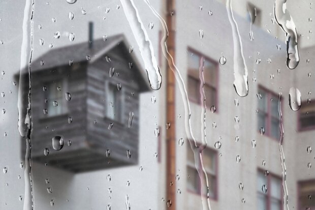 Дощ на тлі будинку / фото: Freepik