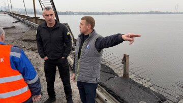 Наслідки удару по Південному мосту в Києві