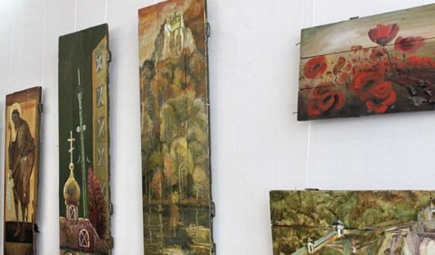 Нарисованные на ящиках от боеприпасов картины показали во Львове (фото)