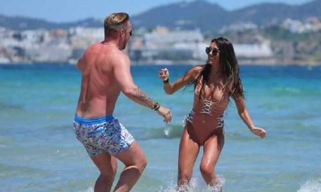 Фото в купальнику дівчини британського футболіста підкорили мережу